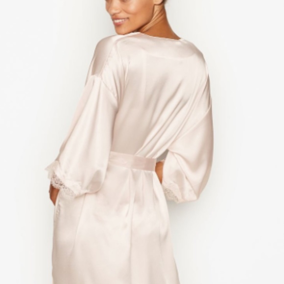 Flounce Satin Robe - Faint Pink W/"Bridesmaid" - Picture 2 of 8